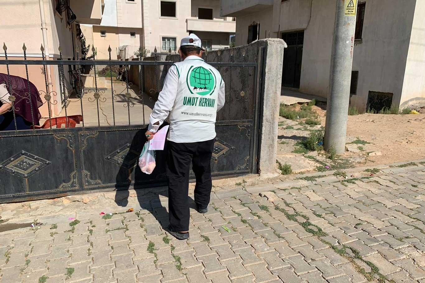 Midyat Umut Kervanı yüzlerce yetim ve muhtaç aileye kurban eti ulaştırdı